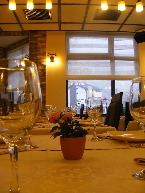Hotel Hillden Lodge&Restaurant Drumu Carului エクステリア 写真
