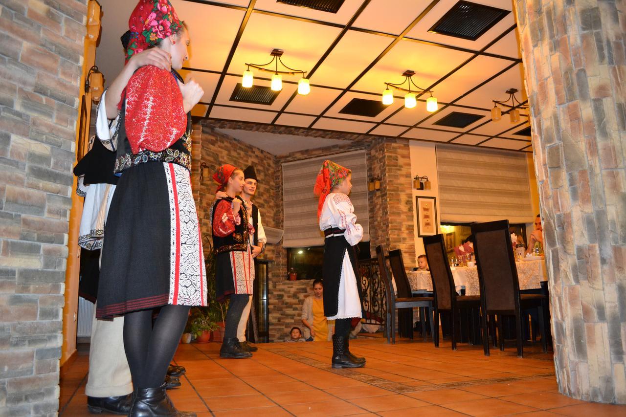 Hotel Hillden Lodge&Restaurant Drumu Carului エクステリア 写真
