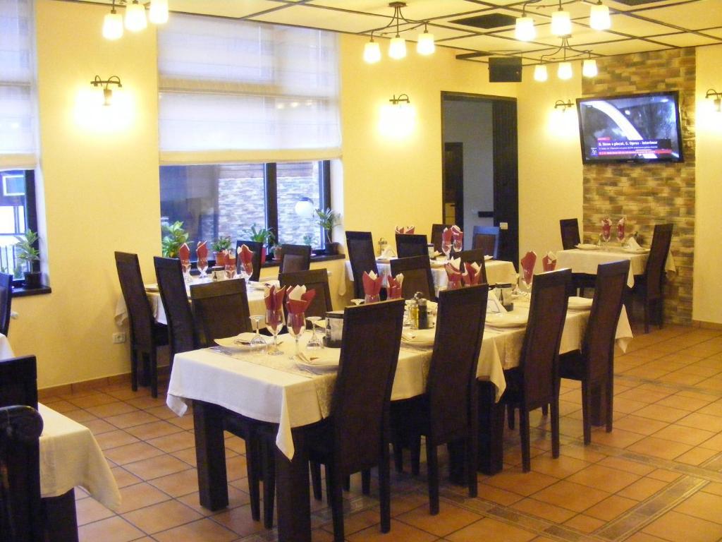 Hotel Hillden Lodge&Restaurant Drumu Carului エクステリア 写真