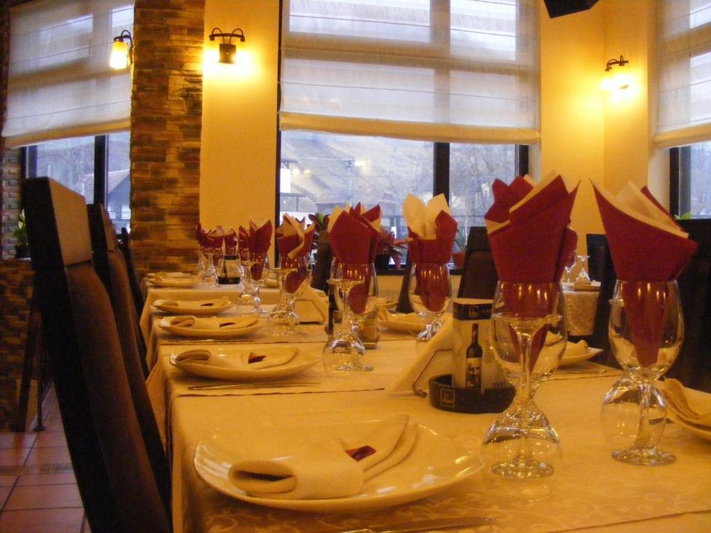 Hotel Hillden Lodge&Restaurant Drumu Carului エクステリア 写真