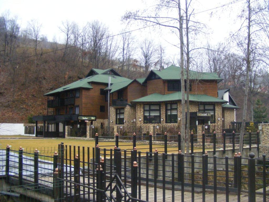 Hotel Hillden Lodge&Restaurant Drumu Carului エクステリア 写真